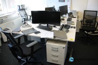 3 Schreibtische; 3 Container