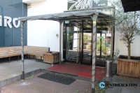 Vordach vor dem Haupteingang: Aluminium mit Plexiglaseindeckung