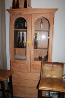 Holzvitrinenschrank