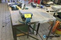 Schraubstock MATADOR auf einem Arbeitstisch