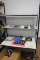 Arbeitstisch; mit Regalablagen