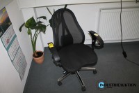Drehstuhl schwarz mit Netzrückenlehne