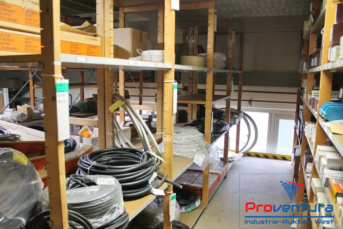 Holzregale; auf der Lagerbühne | Industrieauktion.online