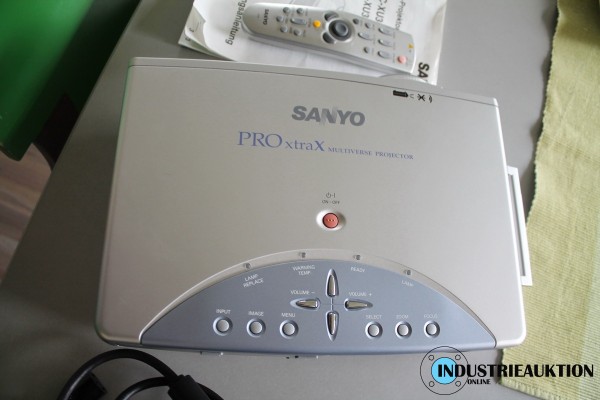 Beamer SANYO in Transportkoffer