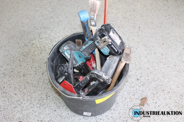 Bild Akkuschrauber MAKITA; etwas Handwerkzeug