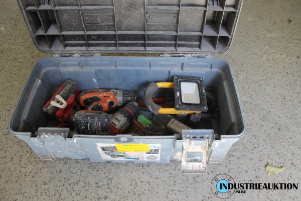 Bild Werkzeugkasten; mit 2 Akkuschraubern AEG und EINHELL