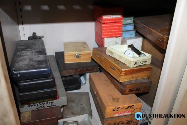 Schiebetürenschrank mit Messwerkzeug