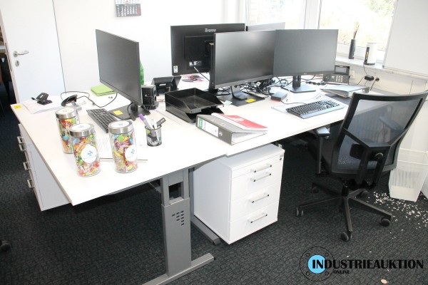 3 Schreibtische; 3 Container