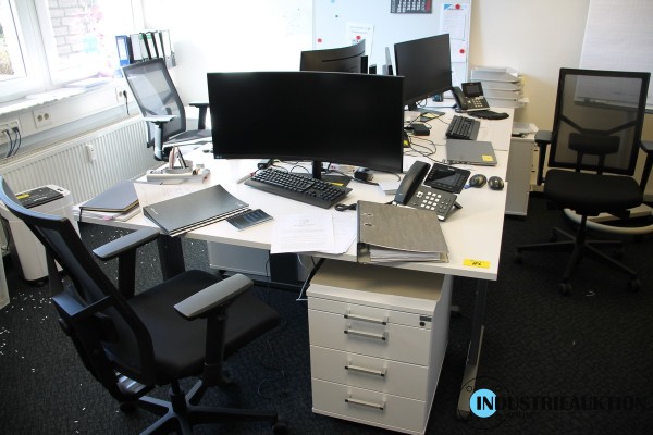 3 Schreibtische; 3 Container