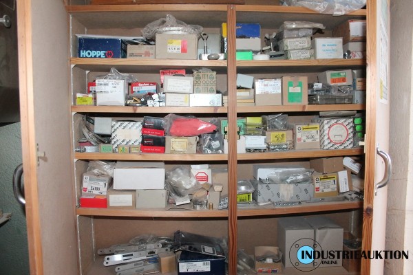 Inhalt Holzschrank; diverse Beschlagteile