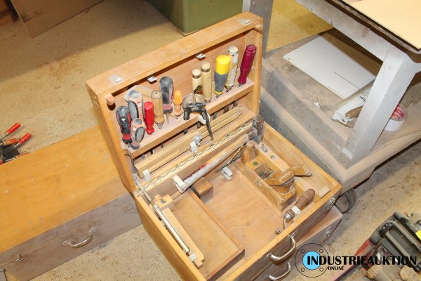 4 Holzkisten/Montageboxen für Schreiner mit Restposten an Werkzeug
