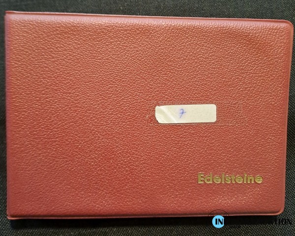Sammlung von 30 kleinen Edel- u. Schmucksteinen in einem Rahmen