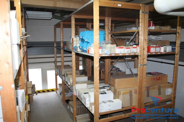 Holzregale; auf der Lagerbühne | Industrieauktion.online