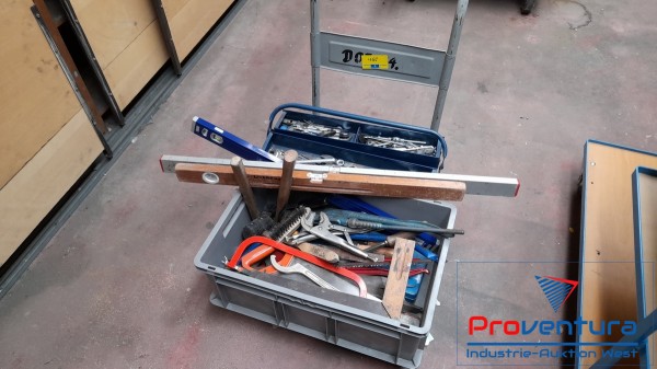 Werkzeuge auf Transportwagen