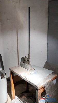 Bild Handhebelschere auf Holztisch