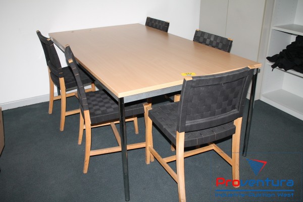 Bild Besprechungstisch buchefarbig