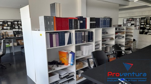 Holzregale mit diversen Fächern