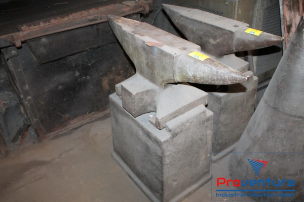 Bild Amboss auf Untergestell