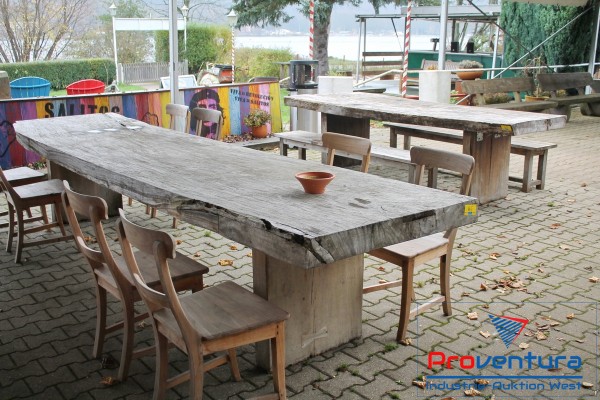Außenmobiliar; 4 Tische aus Baumstämmen
