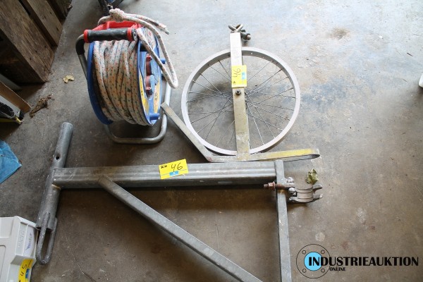 Seilwinde mit Ausleger für Gerüstanbau