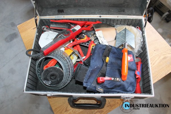 Bild Werkzeugkasten mit diversen Handwerkzeugen u. a. Duspol