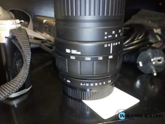 Vitrinenschrank mit Fotozubehör