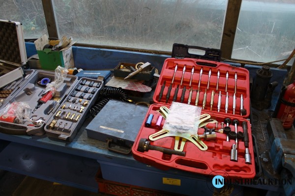 Werkzeug auf Werkbank 35