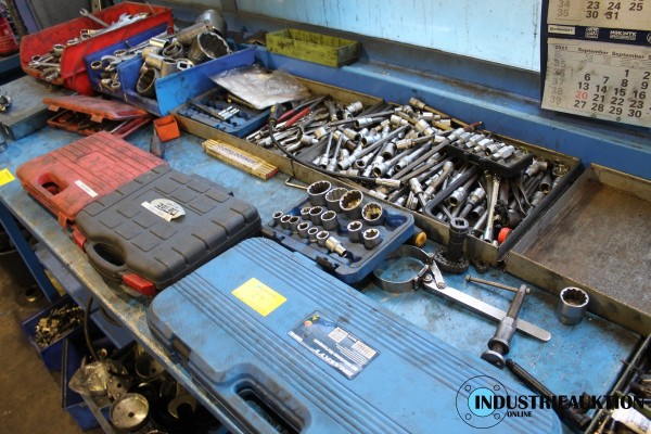 Werkzeug auf Werkbank 36