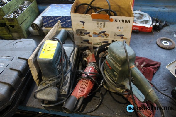 Elektrowerkzeug auf Werkbank 37
