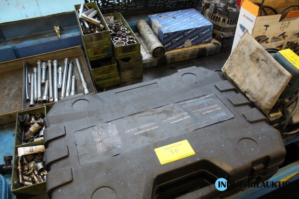 Werkzeug auf Werkbank 37