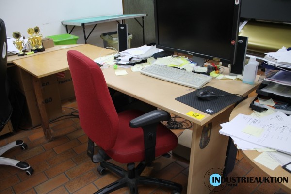 Restrauminhalt; 4 Arbeitstische