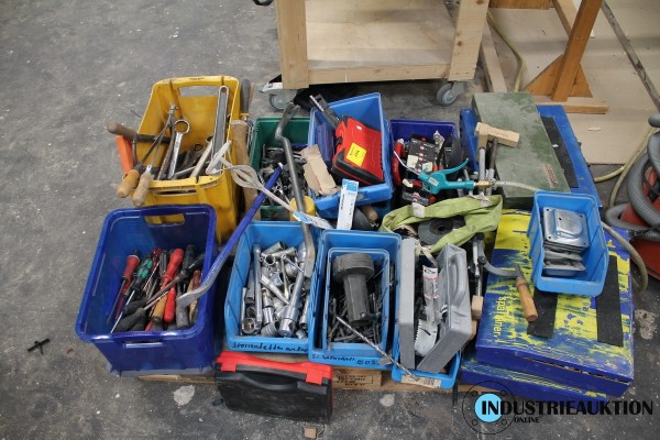 Europalette mit diversen Handwerkszeug