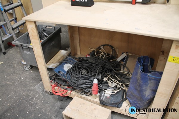 Arbeitstisch fahrbar