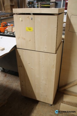 Holzschrank fahrbar