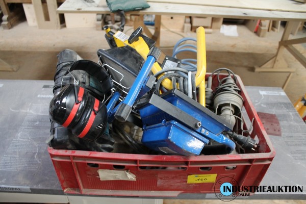 Kunststoffkiste mit verschiedenen Leuchten