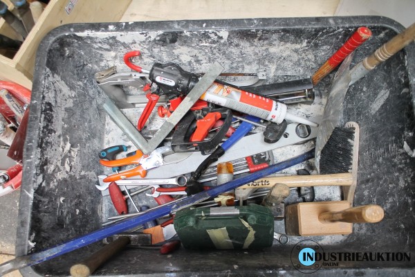 Kübel mit diversen Handwerkzeugen unterschiedlicher Art
