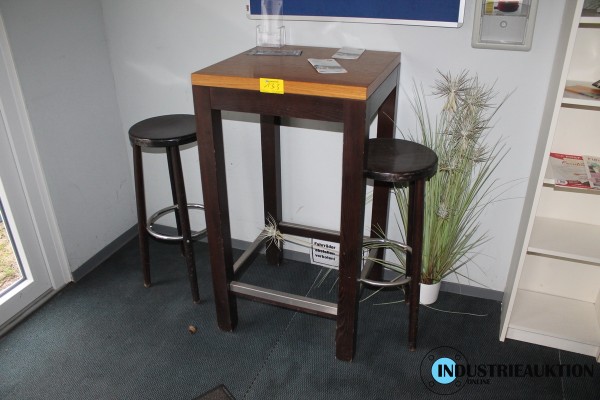 Bild Tisch mit 2 Hockern