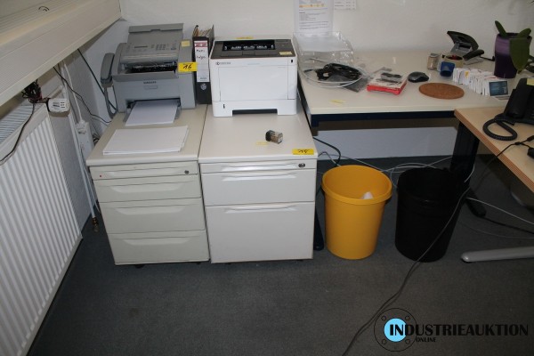 Restrauminhalt: Bürotisch ca. 80x80