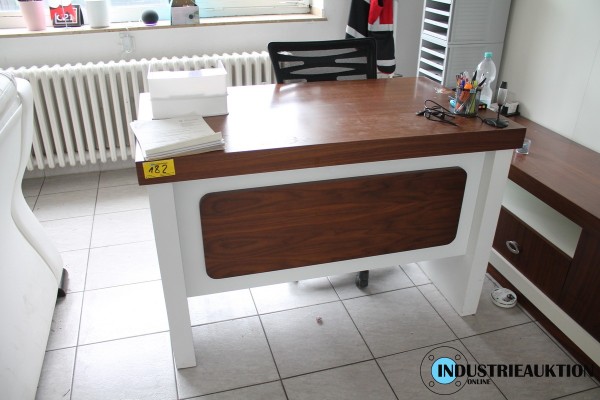 kleinerer Schreibtisch