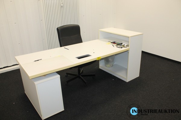 Schreibtisch mit Bürodrehstuhl und 3 Schubladencontainer