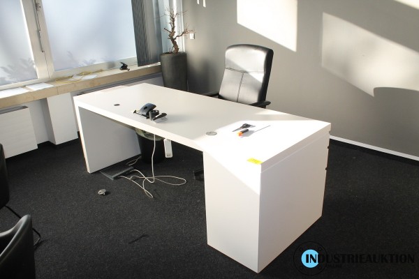 Bild Schreibtisch mit zusätzlichen Schubladencontainer und Bürodrehstuhl