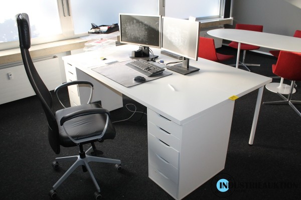 Bild Schreibtisch mit Bürodrehstuhl und Besucherstuhl