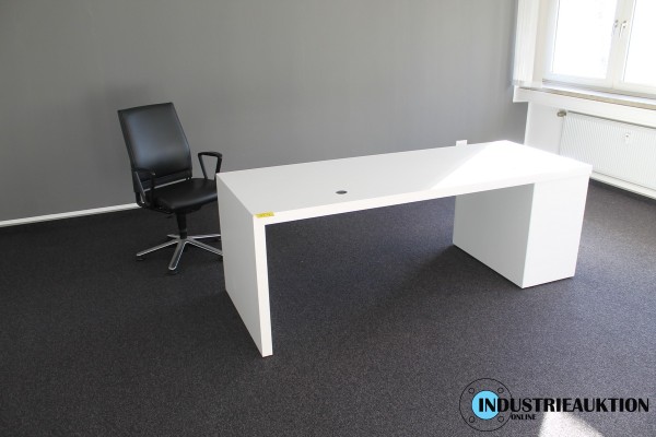 Bild Schreibtisch mit Bürodrehstuhl